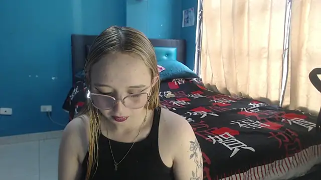 Snapshot of Liaroberts1 chatting on 09/20/25, 11:59 Liaroberts1 online show from 09/20/25, 11:59