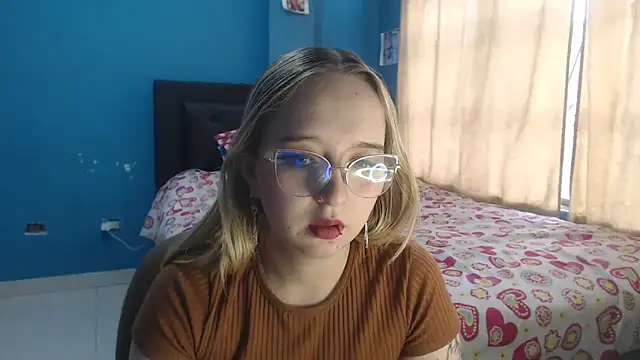 Liaroberts1 online show from 12/04/25, 12:15