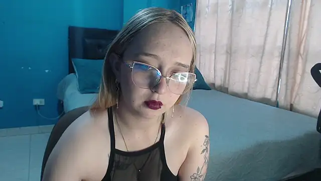 Snapshot of Liaroberts1 chatting on 09/12/25, 11:43 Liaroberts1 online show from 09/12/25, 11:43