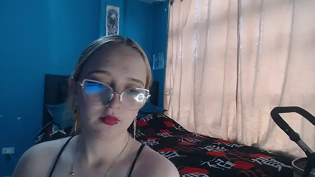 Snapshot of Liaroberts1 chatting on 10/07/25, 12:06 Liaroberts1 online show from 10/07/25, 12:06