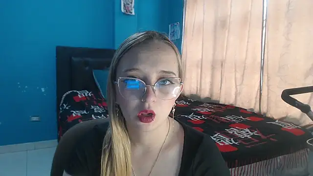 Liaroberts1 online show from 11/24/25, 12:16
