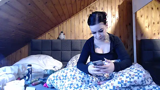 BoeseMoni1998 online show from 10/26/25, 08:26