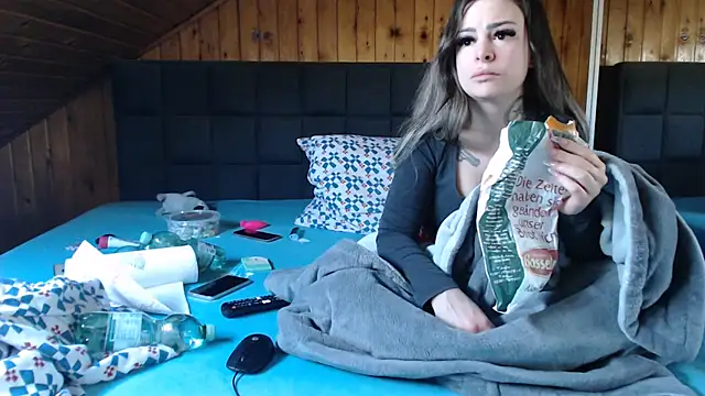 BoeseMoni1998 online show from 03/17/25, 11:00