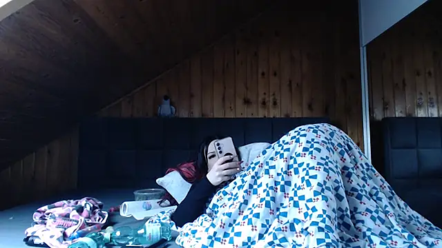 BoeseMoni1998 online show from 10/28/25, 02:38