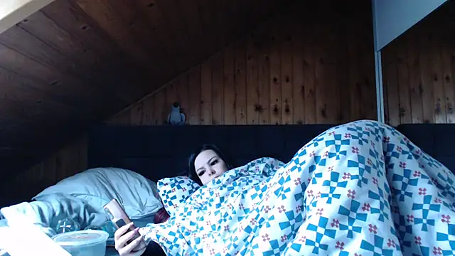 BoeseMoni1998 online show from 10/20/25, 10:05