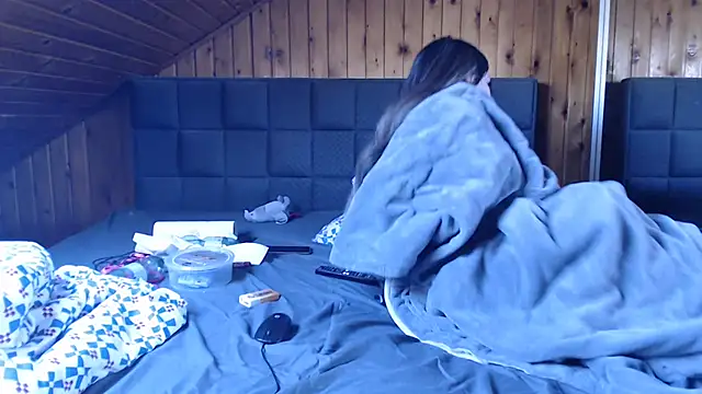 BoeseMoni1998 online show from 03/21/25, 10:39