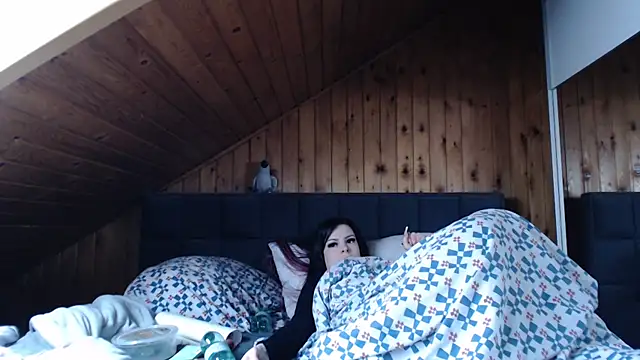 BoeseMoni1998 online show from 10/15/25, 08:11