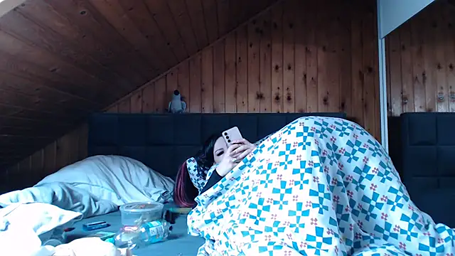 BoeseMoni1998 online show from 10/22/25, 12:59