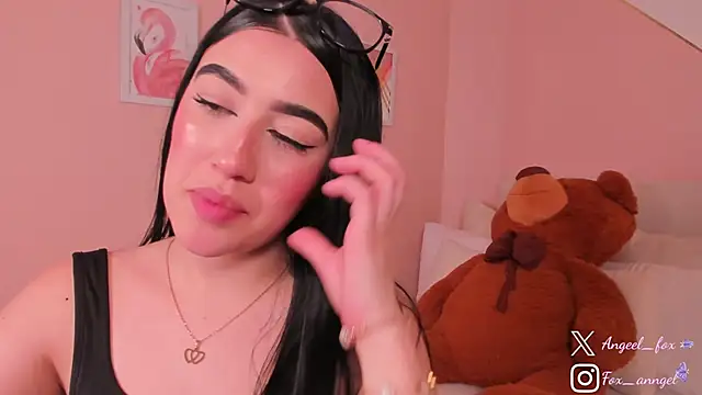 Snapshot of angeel_fox chatting on 11/28/25, 05:18 angeel fox online show from 11/28/25, 05:18