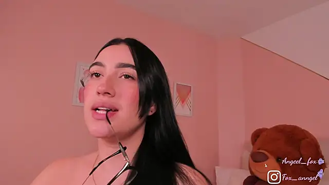 Snapshot of angeel_fox chatting on 11/21/25, 06:56 angeel fox online show from 11/21/25, 06:56