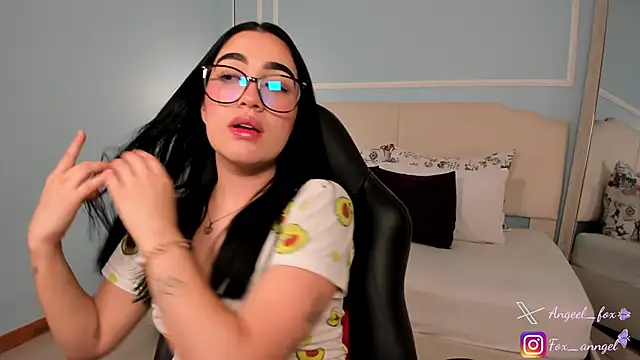 Snapshot of angeel_fox chatting on 12/15/25, 02:39 angeel fox online show from 12/15/25, 02:39