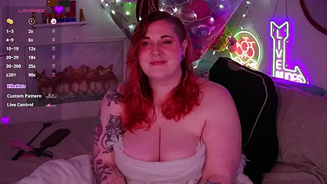 Snapshot of opalreigning chatting on 12/19/25, 10:06 opalreigning online show from 12/19/25, 10:06