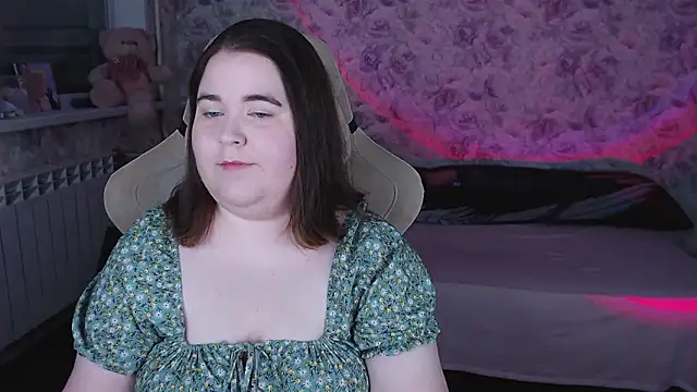 Estelle Hicks online show from 03/22/26, 06:42