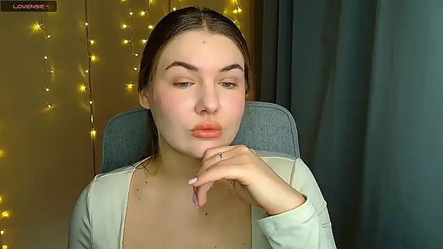 Snapshot of Glory_air chatting on 11/18/25, 07:33 Glory air online show from 11/18/25, 07:33