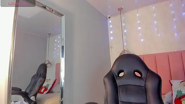 SUNNYCYRUS online show from 12/17/25, 12:32