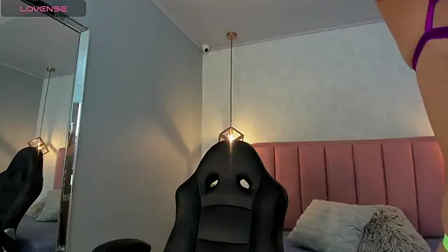 SUNNYCYRUS online show from 09/18/25, 12:30