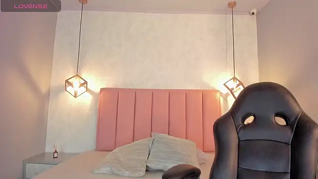 SUNNYCYRUS online show from 10/28/25, 12:37