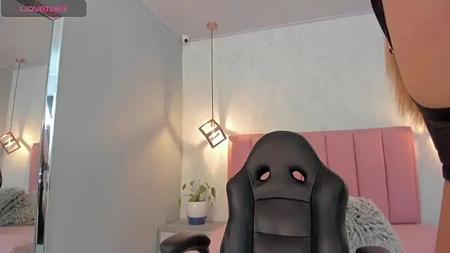 SUNNYCYRUS online show from 10/10/25, 12:39