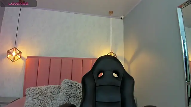 SUNNYCYRUS online show from 10/02/25, 12:30