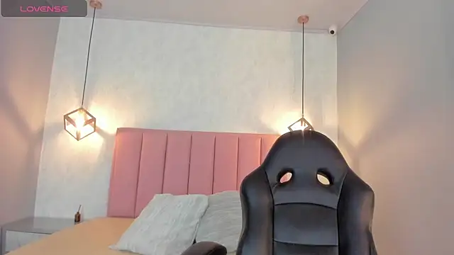 SUNNYCYRUS online show from 10/27/25, 12:28