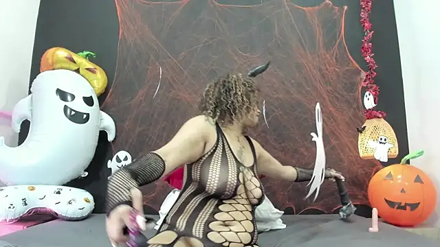 Luna smit08 online show from 10/31/25, 03:52