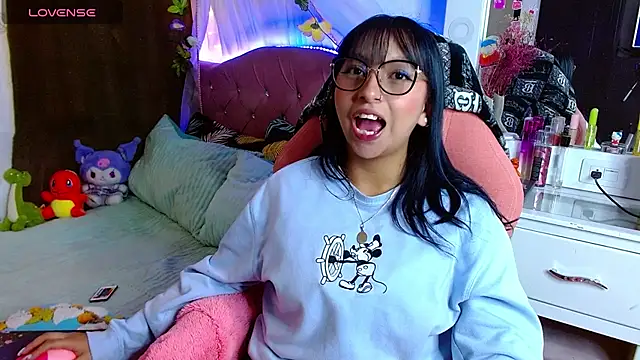 Snapshot of Littlerouse_ chatting on 02/17/25, 10:49 Littlerouse online show from 02/17/25, 10:49