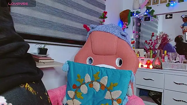 Snapshot of Littlerouse_ chatting on 01/23/25, 02:02 Littlerouse online show from 01/23/25, 02:02