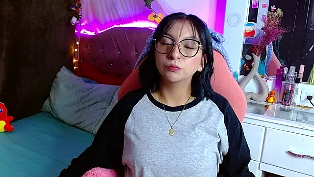 Snapshot of Littlerouse_ chatting on 03/23/25, 04:49 Littlerouse online show from 03/23/25, 04:49