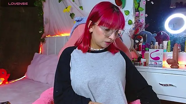 Snapshot of Littlerouse_ chatting on 10/21/25, 02:44 Littlerouse online show from 10/21/25, 02:44