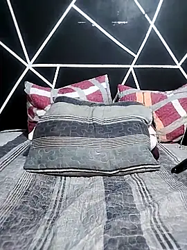 YummyChocolatexx2 online show from 04/14/26, 11:21