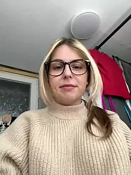 Snapshot of Livewithlucy chatting on 03/22/25, 04:37 Livewithlucy online show from 03/22/25, 04:37