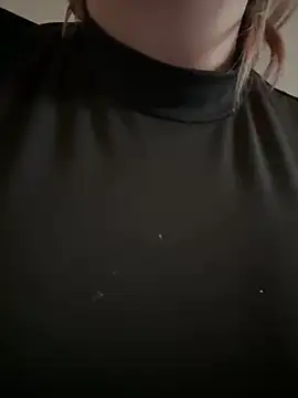 Snapshot of Livewithlucy chatting on 02/06/25, 11:31 Livewithlucy online show from 02/06/25, 11:31