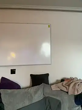 Snapshot of Livewithlucy chatting on 02/21/25, 12:27 Livewithlucy online show from 02/21/25, 12:27