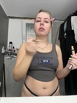 Snapshot of Livewithlucy chatting on 03/09/25, 09:57 Livewithlucy online show from 03/09/25, 09:57