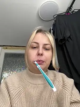 Snapshot of Livewithlucy chatting on 02/25/25, 09:53 Livewithlucy online show from 02/25/25, 09:53