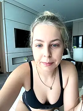 Snapshot of Livewithlucy chatting on 10/12/25, 03:41 Livewithlucy online show from 10/12/25, 03:41