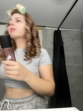 Snapshot of Livewithlucy chatting on 03/06/25, 10:09 Livewithlucy online show from 03/06/25, 10:09