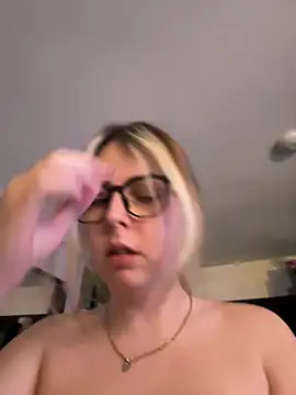 Snapshot of Livewithlucy chatting on 03/20/25, 05:36 Livewithlucy online show from 03/20/25, 05:36