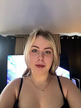 Snapshot of Livewithlucy chatting on 03/10/25, 10:18 Livewithlucy online show from 03/10/25, 10:18