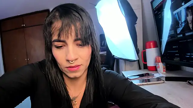 Snapshot of violet_scott chatting on 12/17/25, 10:42 violet scott online show from 12/17/25, 10:42