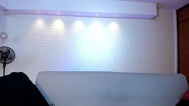 Snapshot of violet_scott chatting on 12/15/25, 10:43 violet scott online show from 12/15/25, 10:43