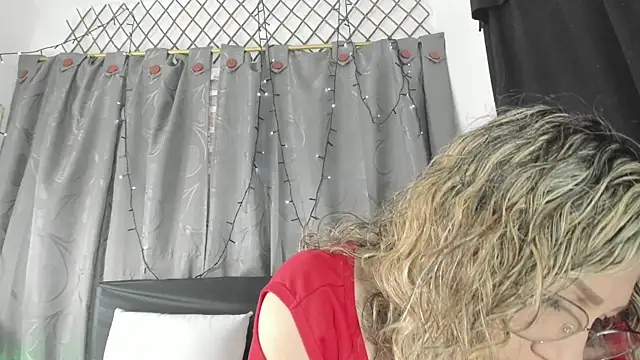 eva1saenz online show from 11/18/25, 08:23