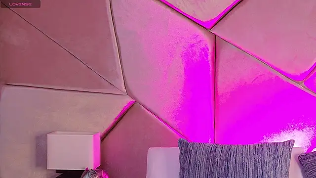 Nahomi King online show from 12/20/25, 04:32