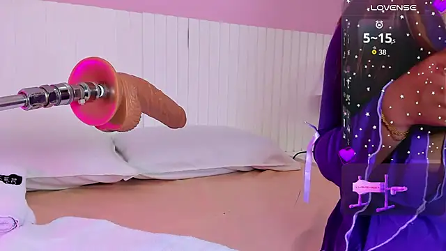 issie cute online show from 12/17/25, 08:14