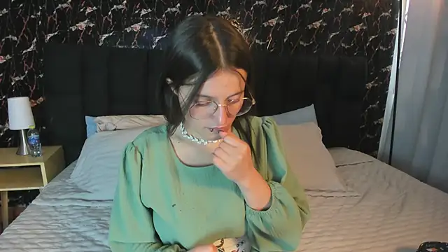 Snapshot of Elecktra_sweet chatting on 10/18/25, 08:00 Elecktra sweet online show from 10/18/25, 08:00