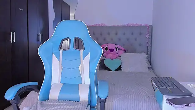 Snapshot of Violet_Rost chatting on 11/02/25, 02:33 Violet Rost online show from 11/02/25, 02:33