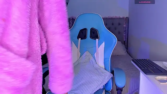 Snapshot of Violet_Rost chatting on 11/06/25, 01:48 Violet Rost online show from 11/06/25, 01:48