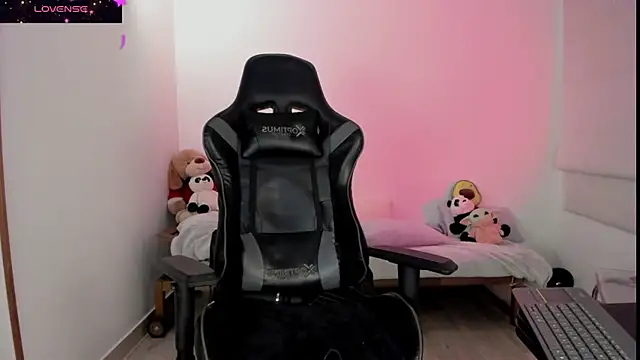 Snapshot of Biancastrongg chatting on 10/30/25, 02:54 Biancastrongg online show from 10/30/25, 02:54