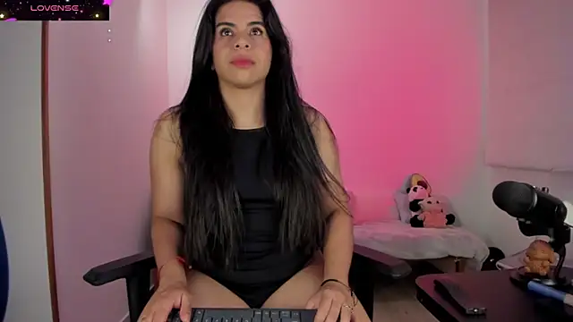 Snapshot of Biancastrongg chatting on 10/15/25, 02:10 Biancastrongg online show from 10/15/25, 02:10