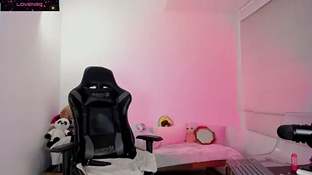 Snapshot of Biancastrongg chatting on 11/30/25, 02:45 Biancastrongg online show from 11/30/25, 02:45